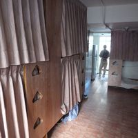 カーテンを閉めれば個室化、大型冷蔵庫あり