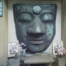 大戦で供出され、顔だけがかろうじて残った大仏。