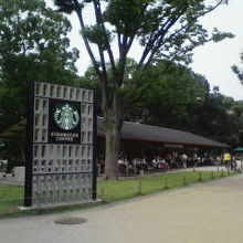 スターバックスも落ちついたたたずまい