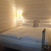 山小屋風のベッドルーム