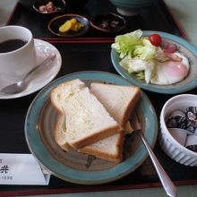 パン食の朝食。まあこんなものでしょう。