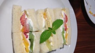 一本千円の食パン