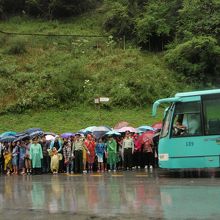 混載バスを待つ人たち