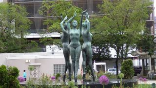 大通公園の中心にあります。