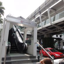 駅のエスカレーター