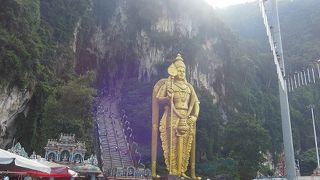 岩山にたたずむ聖地