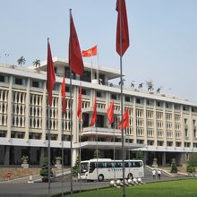 手前から眺める統一会堂