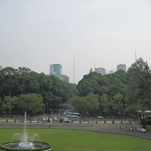 最上階から正門を眺める