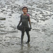 泥んこ遊びしてると、みんな自然と笑顔になります。