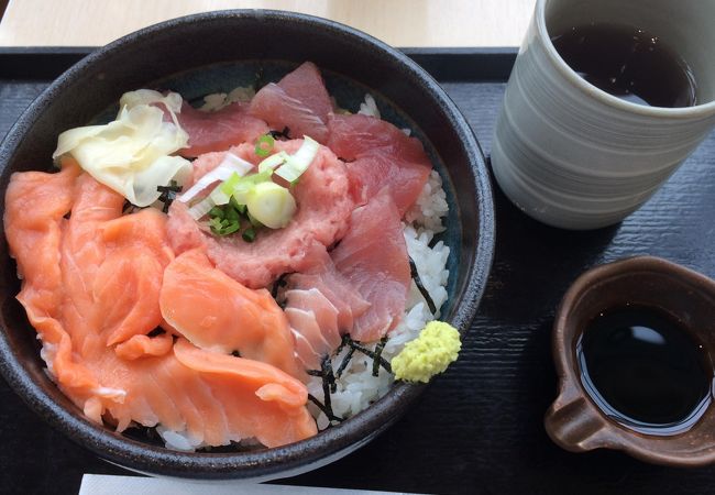 フードコートで海鮮丼
