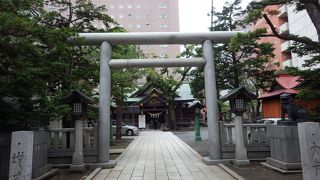 都会の町中にある神社です。