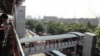 ウイークエンドマーケットの最寄駅