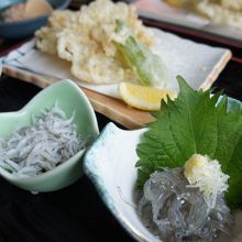 ご飯、味噌汁、香の物付きです。ビールは別で・・・