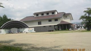 新庄城址の東側にあります。