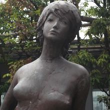 彫刻銅像のひとつ