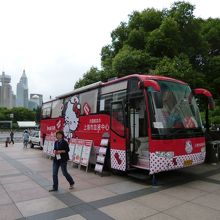 入口で献血車が。なぜかキティー。