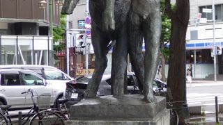 酪農関係者がお金を出し合って造った像です。