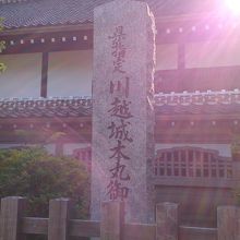 子供が塀に登っておこる