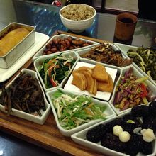 前菜9種盛り合わせ（右）　と　じゃがいものロースト（左）