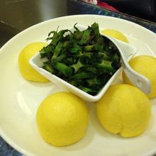 真ん中が凹んだ中華蒸しパンに具を詰めて食べます