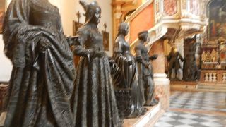 大きなブロンズ像が並ぶ様は圧巻です。