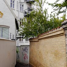 路地を振り返る