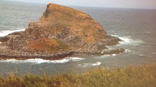 荒波に浮かぶ島