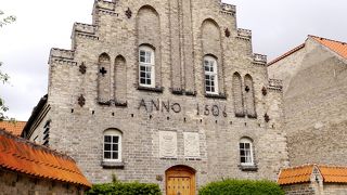 中には入れなかったが，趣のある建物　小さな路地にびっくり