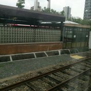 名古屋方面からの普通列車の半数はここで折り返す駅