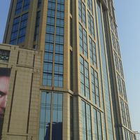 BTSの方向から。右側が公園です。