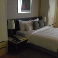 ベットの両脇にクローゼット。