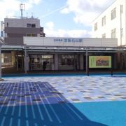 古い商店街のはずれにあるターミナル駅です