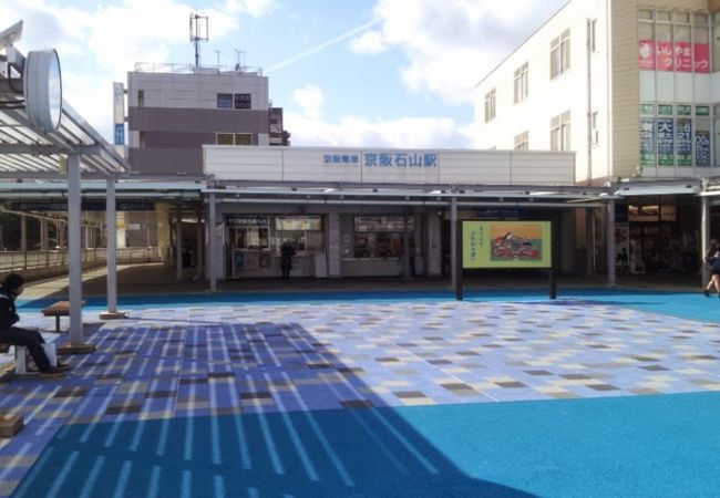 古い商店街のはずれにあるターミナル駅です