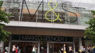 地下の食品売り場は品揃えも豊富