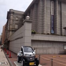 カーシェア用の電気自動車の駐車場でもある