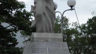 躍動感のある像です。