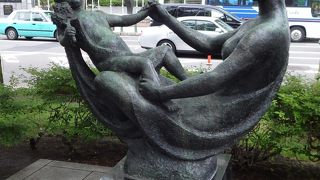 子供が挟まれたこともある像です。