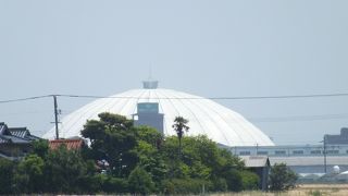 緑の中に突如現れる白い屋根！