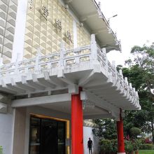 鹿鳴館。セブンイレブンや喫茶、本屋さんなどがあります。