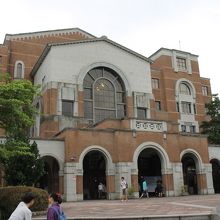 図書館。中も入れます。涼しい〜〜