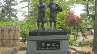 米沢城址本丸跡地に建てられています。