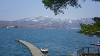 暗い歴史もある美しい湖