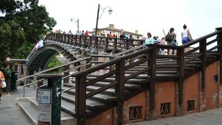 ベネチアでは珍しい木製の橋