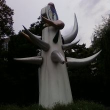 岡本太郎のオブジェは目立ちますが・・・。