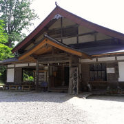 神社の境内にあるそば屋