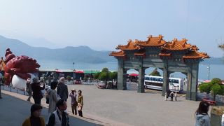 文の神（孔子）と武の神（關羽と岳飛）を祭る廟