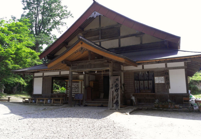 神社の境内にあるそば屋