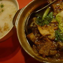 肉骨茶23MYR、蛙肉入りのお粥10MYRでした。