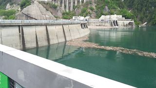 黒部湖からは徒歩です