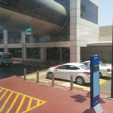 バス内より（奥の建物がT1到着ホール）